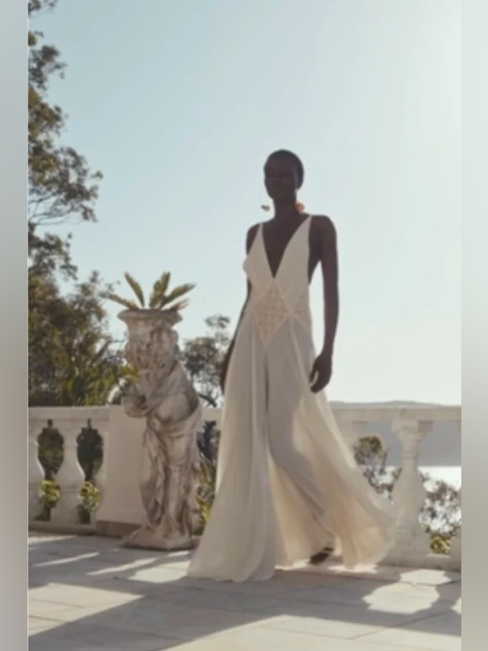 Ivory deep v neck dress like doen Arina ori - Picture 4 of 5